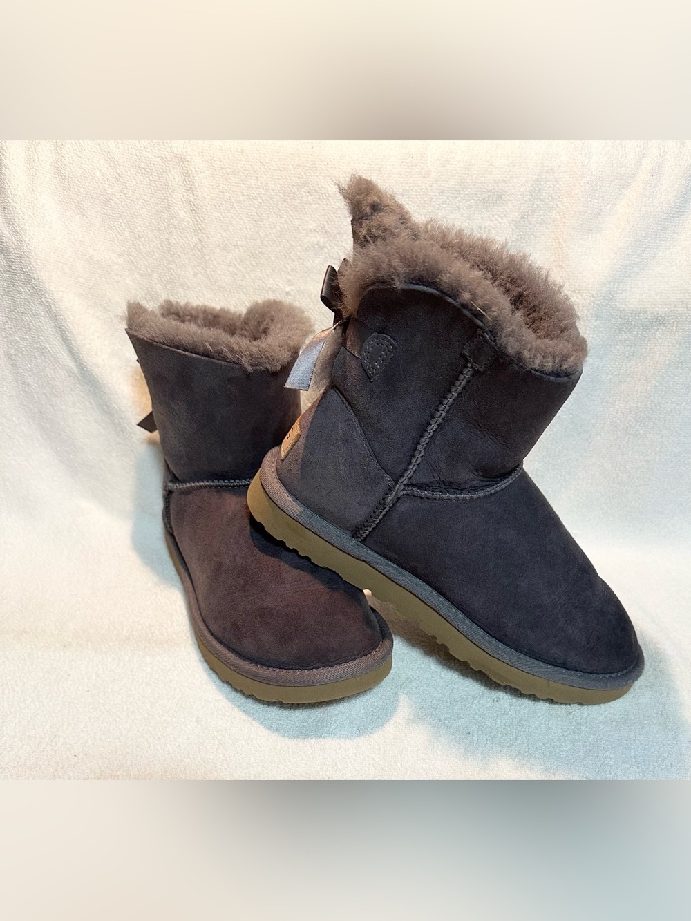 UGG W Mini Bailey Bow II Boot Women’s 7 in Grey